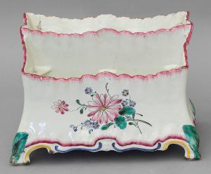 Cartonier in ceramica bianca decorata a fiori in policromia, manifattura Hannong, secolo XVIII